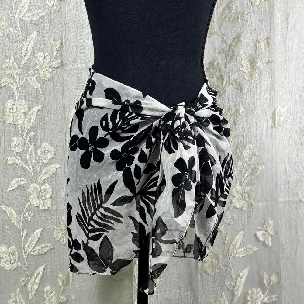 Black and white floral wrap